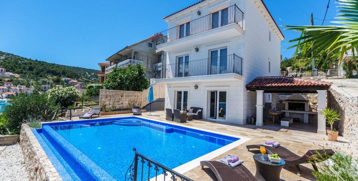 Lenyűgöző villa a tengertől való első sorban, Trogir közelében