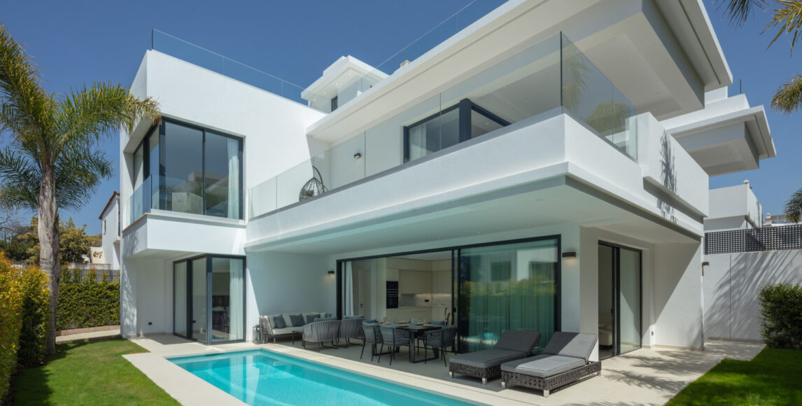 Marbella Golden Mile: Luxusvillák medencével néhány lépésre a strandtól