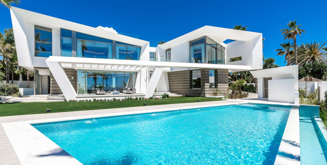 Lenyűgöző, modern villa medencével a strandtól való első sorban