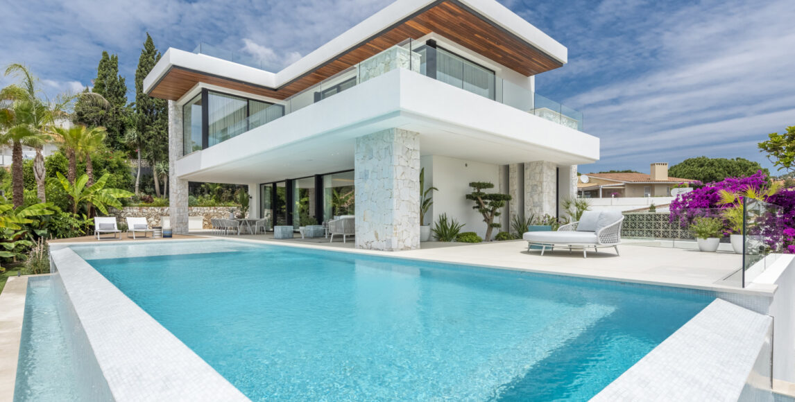 Modern villa medencével és tetőterasszal