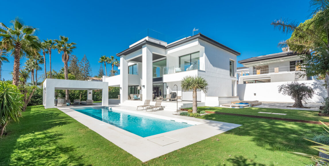 Elegáns villa medencével, néhány lépésre a homokos strandtól