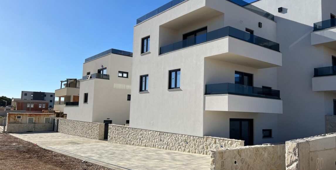 Bájos apartmanok vonzó horvát helyen, homokos strand közelében