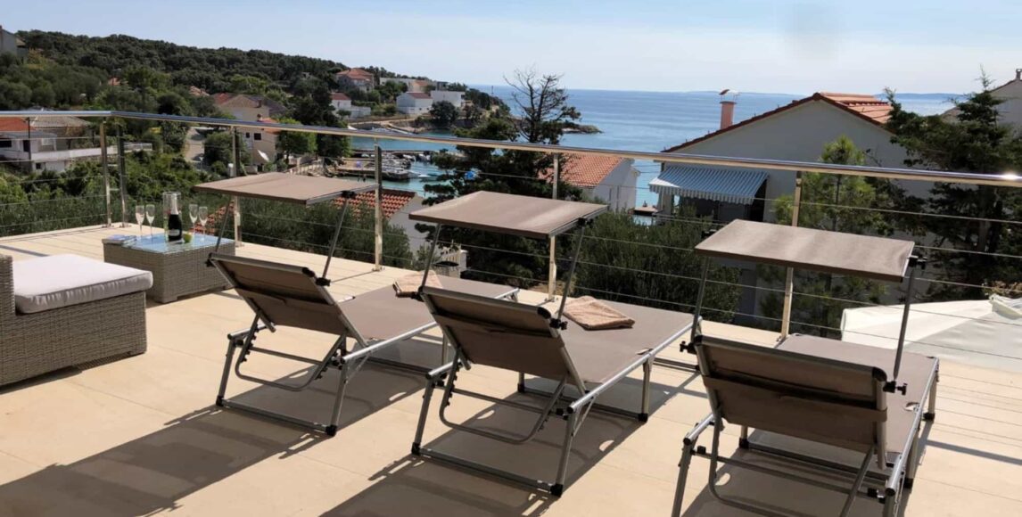 Ház három apartmannal mindössze 40 m-re a strandtól Pag szigetén