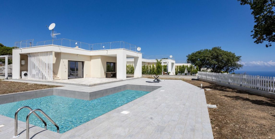 Modern villa saját medencével és kerttel