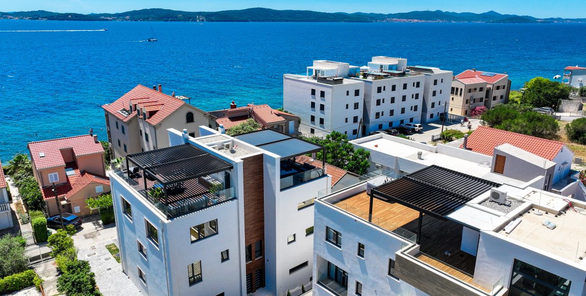 Villák és apartmanok az Adriai-tenger partján, néhány méterre a strandtól