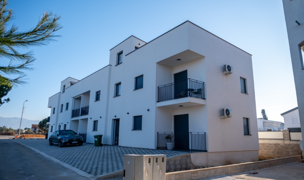 Modern apartmanok, pár lépésre a tengertől, lenyűgöző tetőterasszal